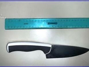 aggredisce-la-compagna-e-tenta-di-filmarla-per-poi-poterla-ricattare