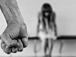 donna-aggredita-in-casa-dal-compagno-la-polizia-lo-arresta