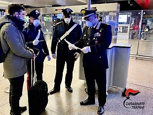 trapani/rientra-illegalmente-in-italia-e-va-in-aeroporto-a-prendere-un-aereo-arrestato
