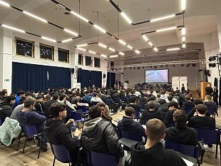 sicurezza-stradale-gli-studenti-dellitse-ferrara-di-mazara-a-lezione-di-legalita-con-le-forze-dellordine