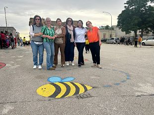 un-quartiere-in-festa-con-i-graffiti-a-terra-del-gruppo-noi-odv