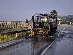 pullman-di-autoservizi-salemi-in-fiamme-sulla-statale-188