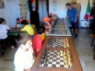 scacchi-simultanea-di-allenamento-per-i-bambini-di-santa-rosalia