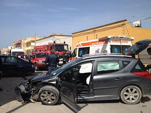 marsala-rocambolesco-incidente-sulla-ss115-paura-per-un-auto-a-gas-finita-contro-autoscuola