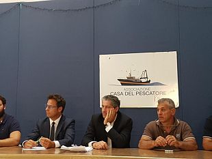 video-mazara-rientrati-i-due-marittimi-dell-anna-madre-incontro-alla-casa-del-pescatore