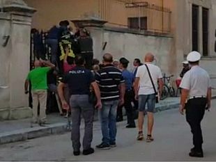 chiarimenti-sulla-vicenda-del-ragazzo-salvato-dopo-essere-rimasto-infilzato-nel-cancello-della-scuola-borsellino-ajello