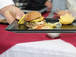 un-hamburger-con-i-grani-antichi-e-la-sarduzza-di-selinunte-alberghiero-e-capuana-pardo-insieme-per-la-sarduzza-fest