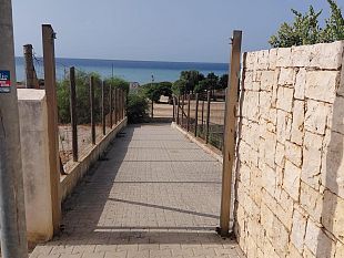 cancello-rimosso-ad-alcamo-marina-la-vardera-esulta-e-ringrazia-anche-il-sindaco-surdi-storia-chiusa
