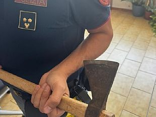 irrompe-in-un-bar-con-una-accetta-per-la-musica-troppo-alta-denunciato