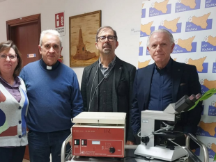 trapani/donati-dallasp-di-trapani-alla-onlus-perchisoffre-strumenti-di-laboratorio
