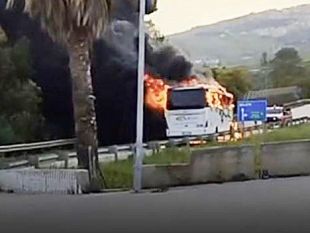 pullman-distrutto-dalle-fiamme-nel-tratto-della-ss188-fra-salemi-e-gibellina