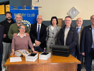 il-rotary-club-marsala-dona-computer-rigenerati-al-quartiere-sappusi