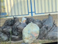 mazara-spazzatura-abbandonata-da-oltre-un-mese-davanti-al-playground-di-via-belgio