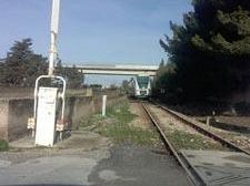 mazara-treno-fermo-a-miragliano-perche-il-passaggio-a-livello-aperto-paura-automobilisti-e-disagi-per-passeggeri