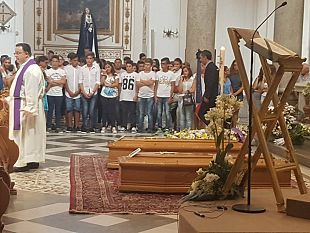 mazara-commozione-e-strazio-al-funerale-del-nonno-e-nipote-morti-nell-incidente-sull-a29