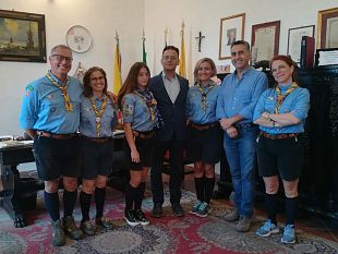 mazara-il-sindaco-incontra-una-giovane-scout-che-partecipera-al-24-jamboree-mondiale-dello-scautismo