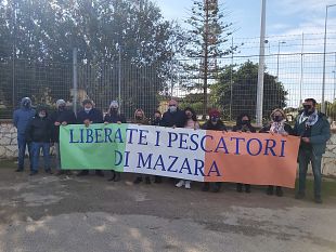 video-protesta-davanti-la-centrale-snam-dei-familiari-dei-pescatori-sequestrati-a-bengasi