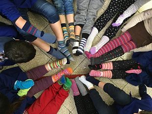 giornata-dei-calzini-spaiati-2019-i-bambini-delli-c-lombardo-radice-pappalardo-sui-valori-della-diversita-e-dellamicizia