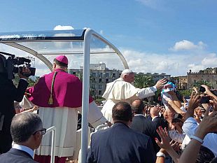 video-labbraccio-di-palermo-papa-francesco-nel-ricordo-di-don-pino-puglisi