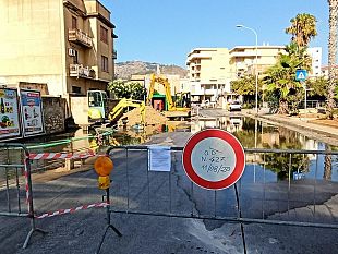 trapani-salta-la-condotta-fognaria-traffico-in-tilt-e-strada-chiusa
