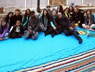 i-beneficiari-dei-centri-di-vita-del-sai-marsala-tessono-larazzo-della-pace-a-gibellina