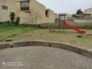 scuola-dellinfanzia-borsani-i-genitori-in-aiuto-per-pulire-il-giardino