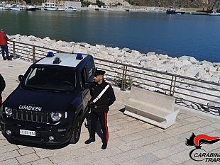 trapani/castellammare-del-golfo-evade-dai-domiciliari-e-aggredisce-il-padre-arrestato-22enne