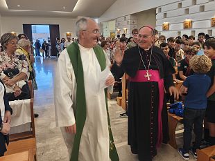 mazara-la-comunita-della-chiesa-di-san-pietro-ha-accolto-il-nuovo-parroco-don-francesco-fiorino