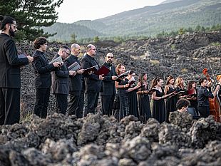 etna-il-festival-lirico-dei-teatri-di-pietra-incanta-al-tramonto