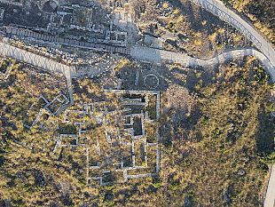 segesta-con-larcheologo-tra-gli-antichi-templi