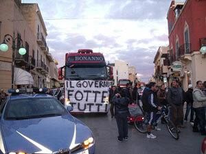 lo-sciopero-si-sposta-in-piazza-mokarta