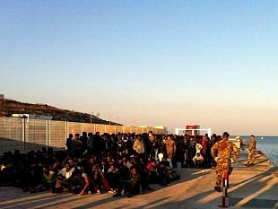 a-lampedusa-i-militari-dell-operazione-strade-sicure-accolgono-oltre-350-immigrati