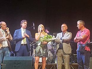 campobello-la-potente-voce-di-lisa-conquista-la-piazza-di-tre-fontane-tantissime-le-persone-che-hanno-applaudito-lartista