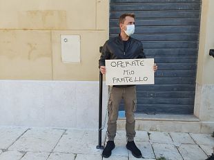 mazara-ritorna-ad-incatenarsi-in-piazza-della-repubblica-chiedendo-che-il-fratello-affetto-da-tumore-sia-operato