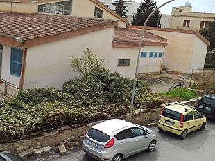 i-lettori-segnalano-che-il-forte-vento-ha-sradicato-la-ringhiera-della-scuola-e-sollecitano-un-intervento-comunale