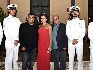 marsala-il-produttore-del-film-briciole-sul-mare-e-l-attore-sergio-friscia-hanno-premiato-gli-uomini-della-guardia-costiera-che-hanno-tratto-in-salvo-un-gattino