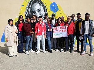 sai-di-salemi-e-vita-contro-la-violenza-sulle-donne-un-faro-rosso-per-marisa-e-tutte-le-vittime-del-femminicidio