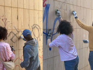mazara-i-ragazzi-della-consulta-giovanile-rimuovono-simboli-nazifascisti-dai-muri-della-citta
