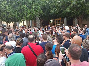 trapani-i-no-green-pass-scendono-in-piazza-e-si-assembrano-senza-mascherine