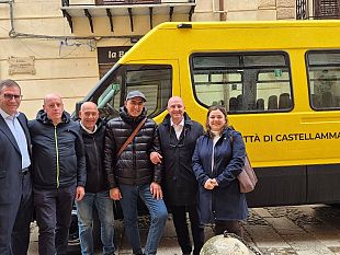 castellammare-ha-un-nuovo-scuolabus-il-mezzo-consegnato-al-comune