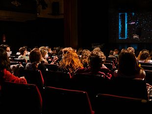 schermi-accesi-poltrone-vuote