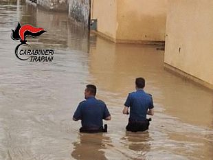 trapani/carabinieri-si-buttano-tra-il-fango-e-lacqua-per-salvare-cittadini-intrappolati
