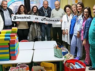 giocattoli-in-movimento-gli-attivisti-del-meetup-m5s-consegnano-ai-bambini-della-pediatria-i-doni-raccolti