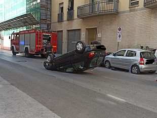 trapani-incidente-in-via-archi-auto-si-ribalta-circolazione-bloccata