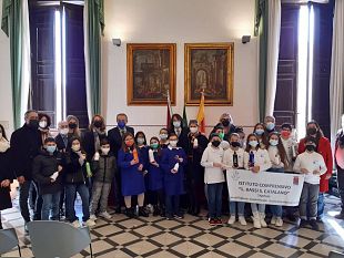 trapani-sostenibile-e-dalla-parte-dei-giovani-borracce-consegnate-ad-alunni