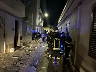 castelvetrano/esplosione-di-via-villa-cappellotrovati-fiori-e-i-resti-di-un-ordigno-atto-intimidatorio