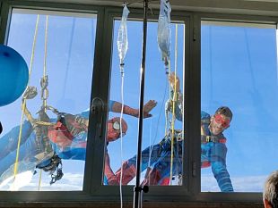 trapani-supereroi-in-azione-allospedale-santantonio-abate-per-portare-doni-ai-piccoli-pazienti