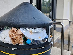 segnalazioni-del-cittadino-il-cassonetto-usato-per-riporre-rifiuti-di-tutti-i-tipi