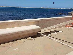 mazara-lavori-per-il-ripristino-del-tratto-di-marciapiede-crollato-nel-lungomare-hopps