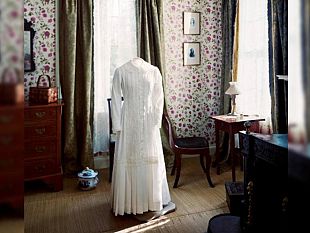 ultime-della-sera-la-poetessa-vestita-di-bianco